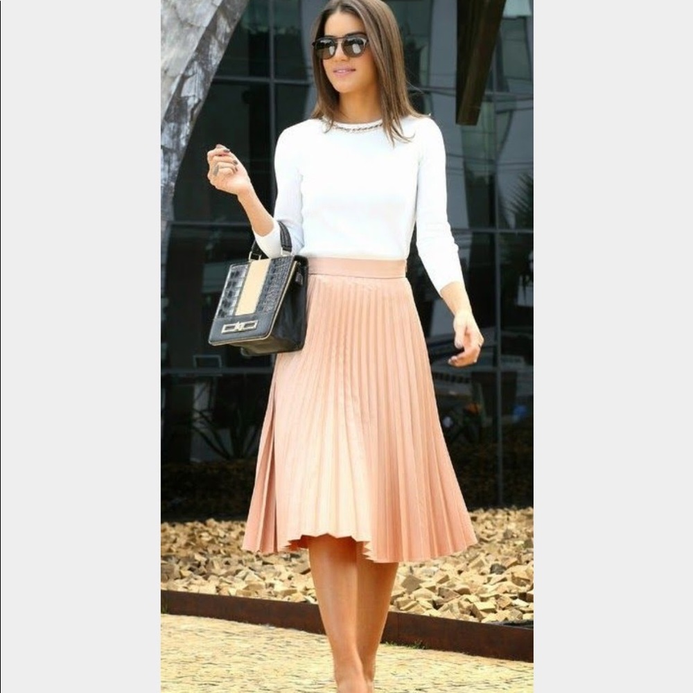 Sale! Zara pleated beige maxi skirt 💕